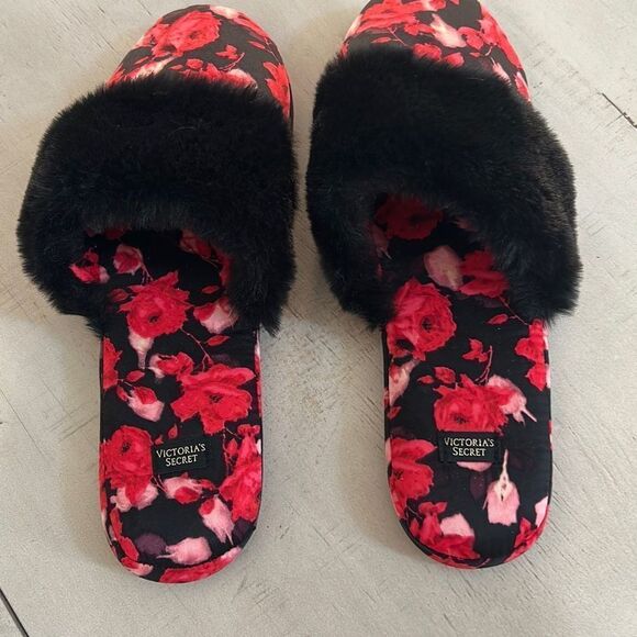 VICTORIAS SECRET Black Floral Slippers NWOT - Picture 2 of 4